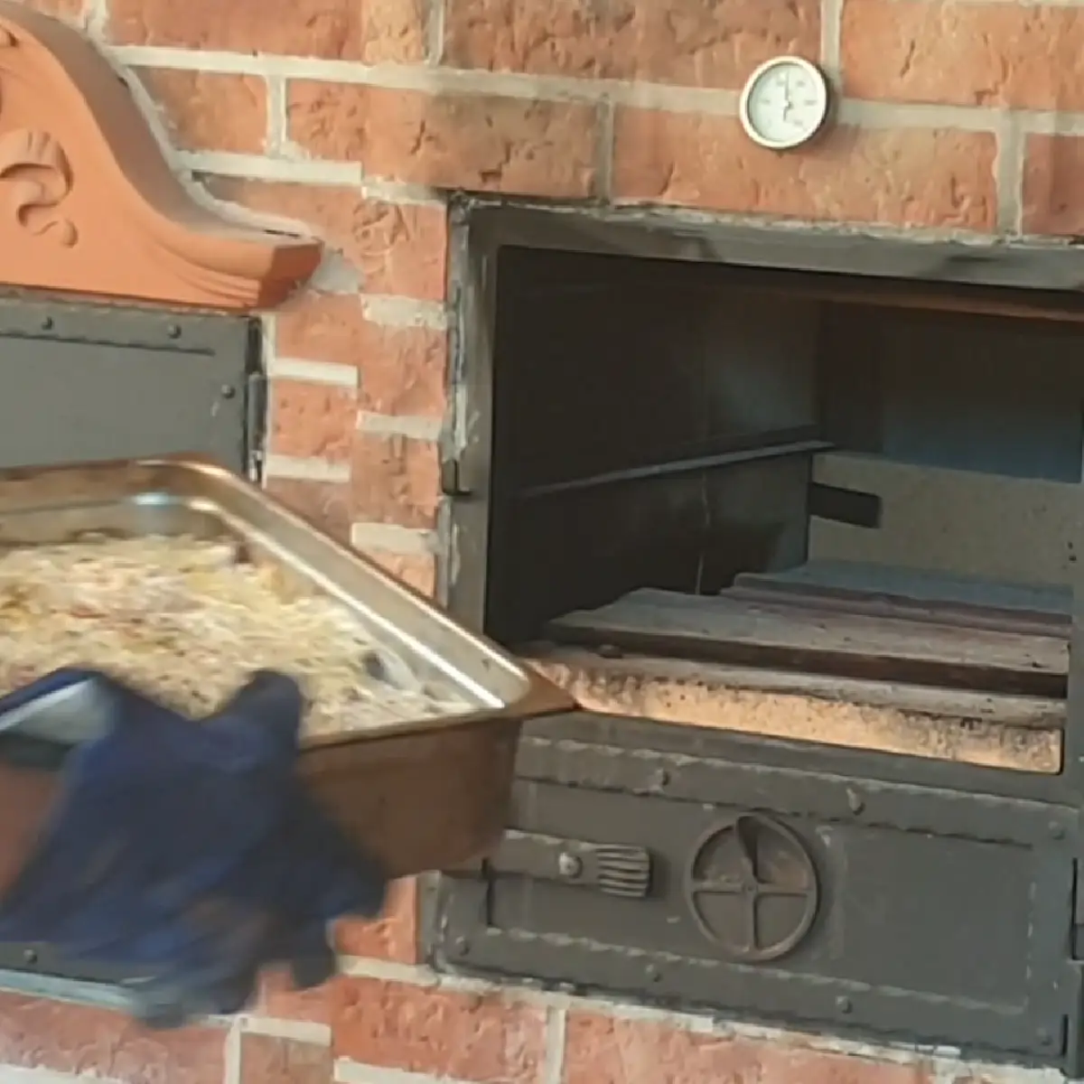 Clay slab or tile used in a wood-fired oven for gentler control of bottom heat