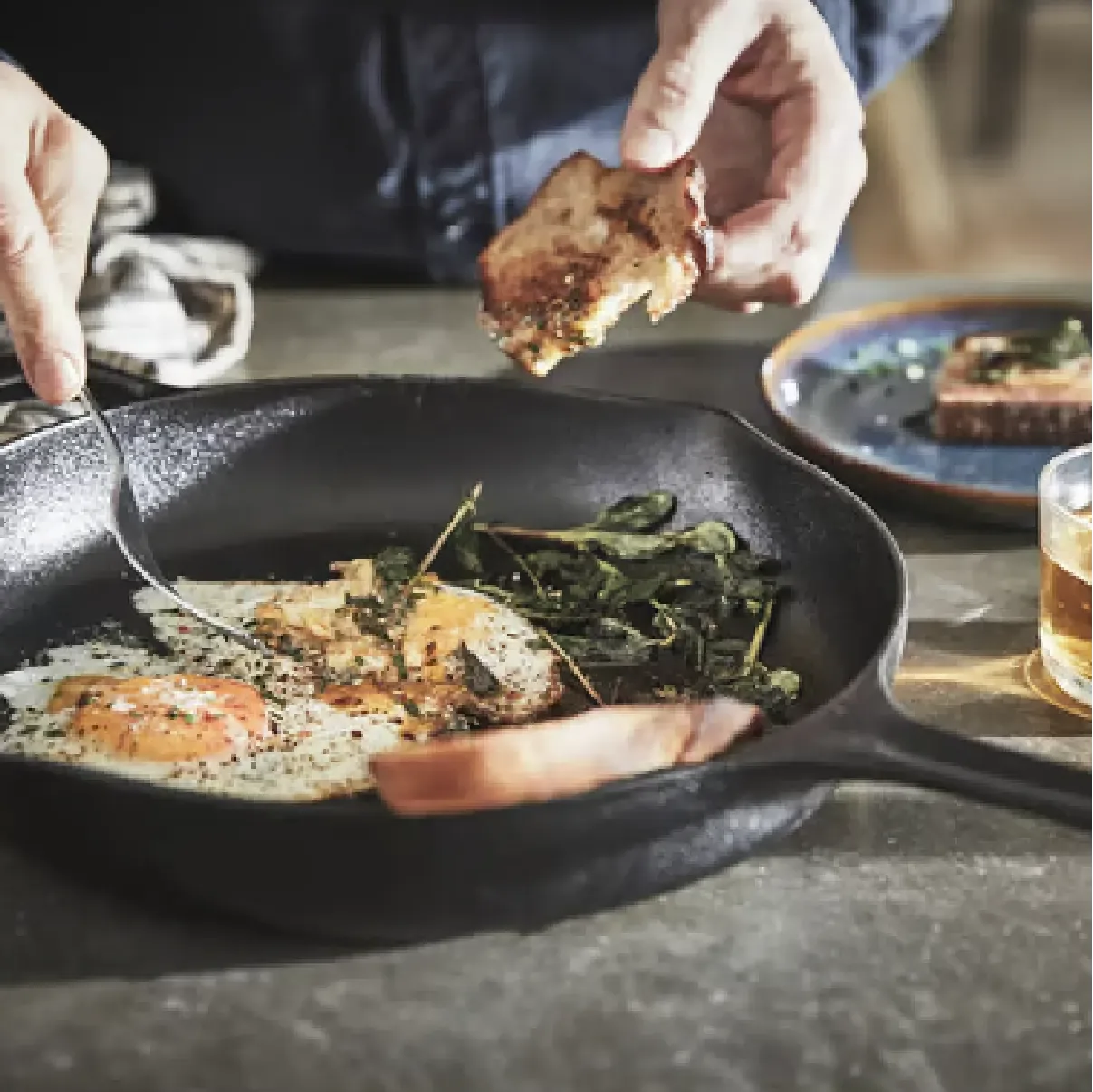 Vajcia na liatinovej panvici s bylinkami a chrumkavým opečením