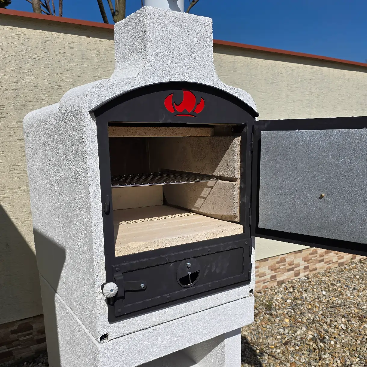 Firebrick inside a Tynker heat-storage wood-fired oven with high thermal accumulation capacity