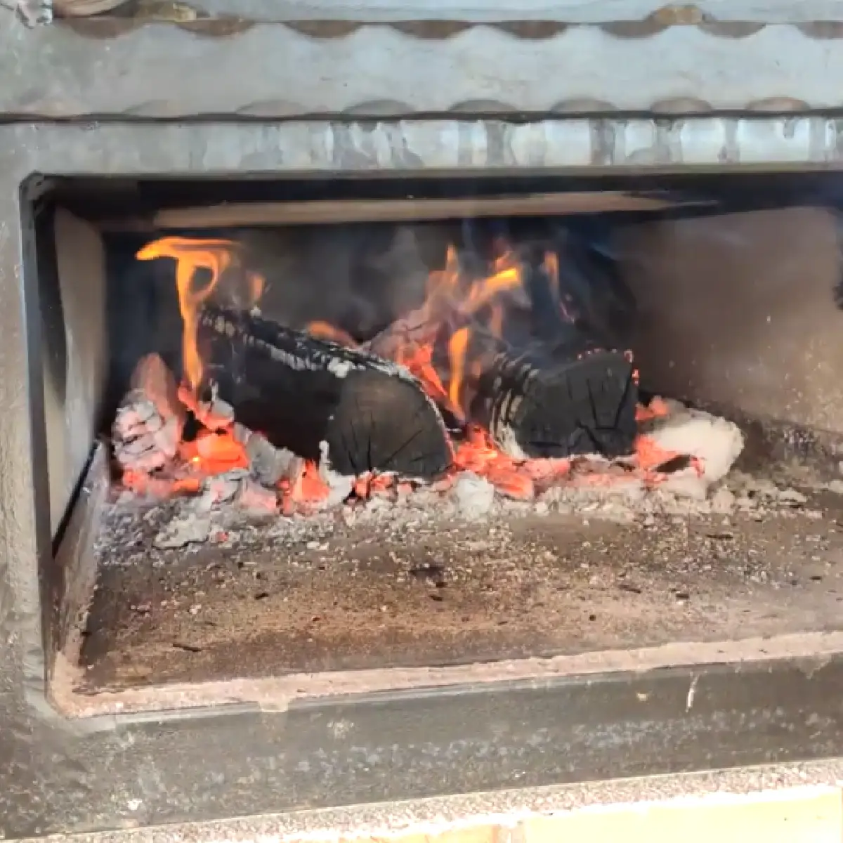 A heat-storage wood-fired oven needs rhythm, and the key to stability is a well-built ember bed