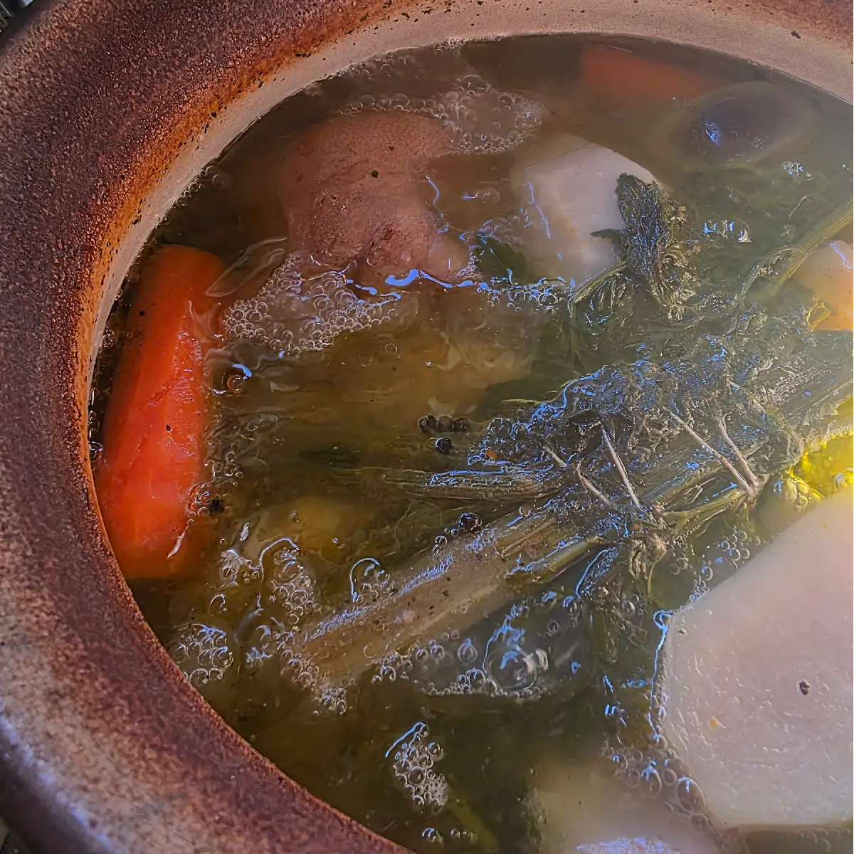 Residual heat and lower temperature range in a wood-fired oven for slow cooking and BBQ